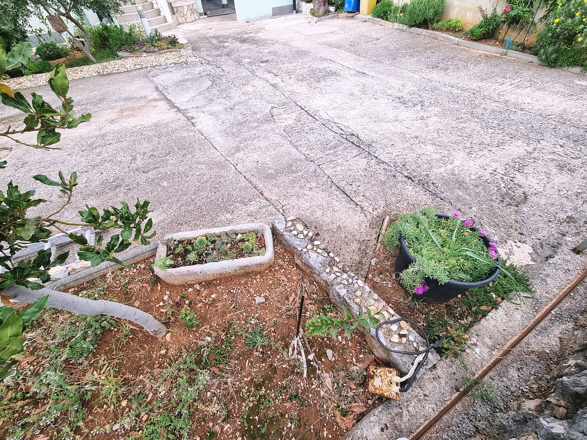 Omišalj, apartma v 1. nadstropju s pokrito teraso blizu morja!