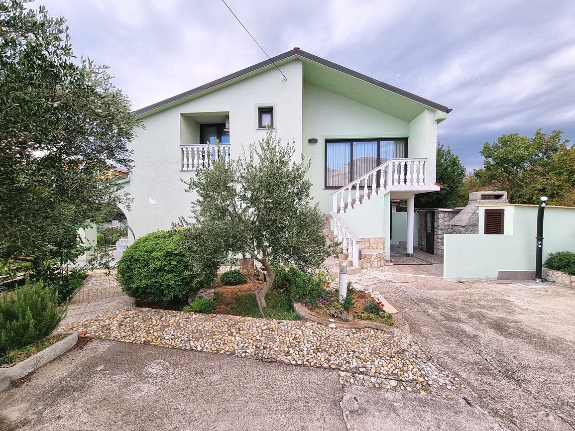 Omišalj, apartma v 1. nadstropju s pokrito teraso blizu morja!