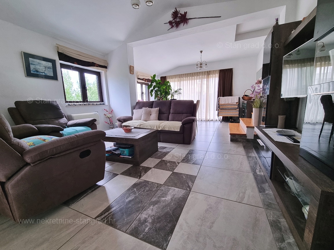 Omišalj, apartma v 1. nadstropju s pokrito teraso blizu morja!