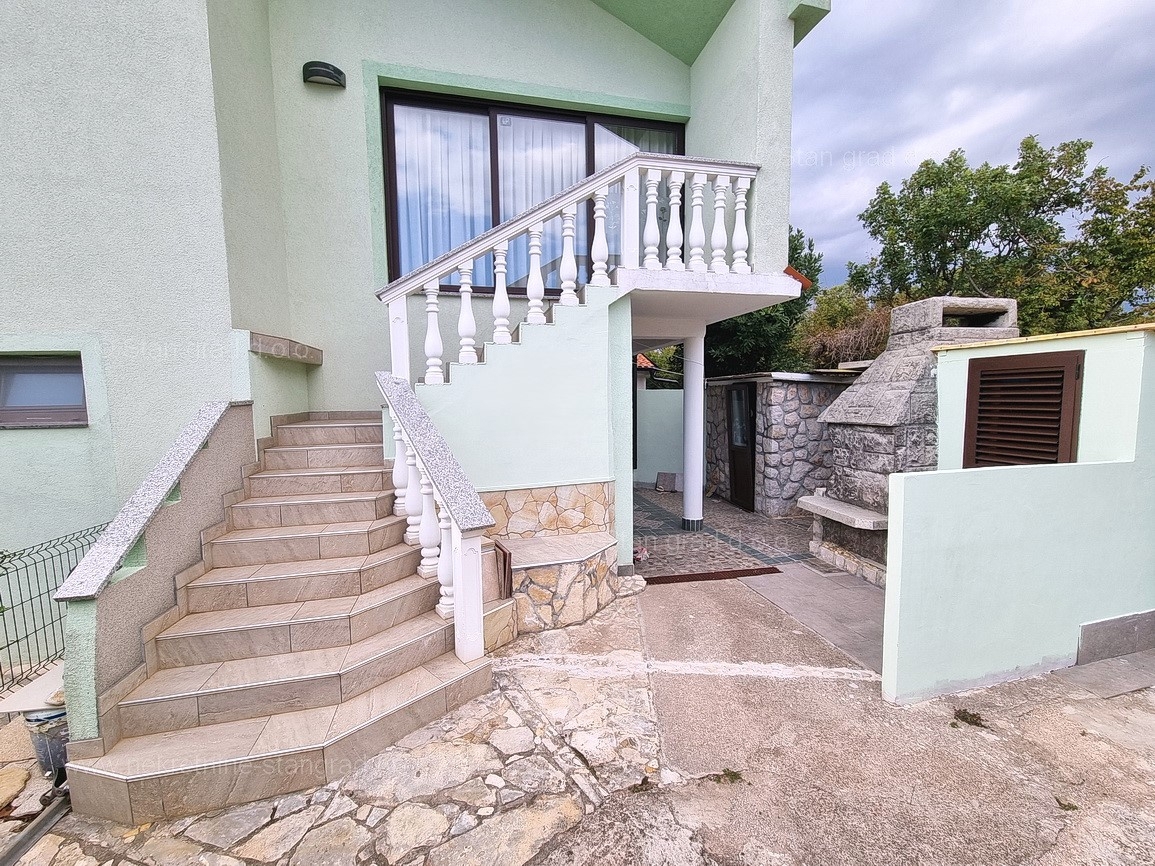 Omišalj, apartma v 1. nadstropju s pokrito teraso blizu morja!