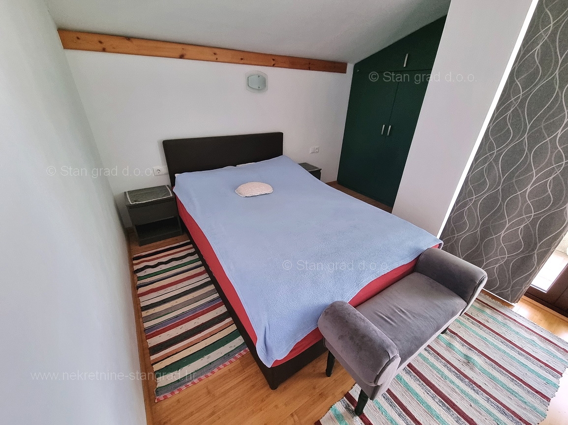 Omišalj, apartma v 1. nadstropju s pokrito teraso blizu morja!