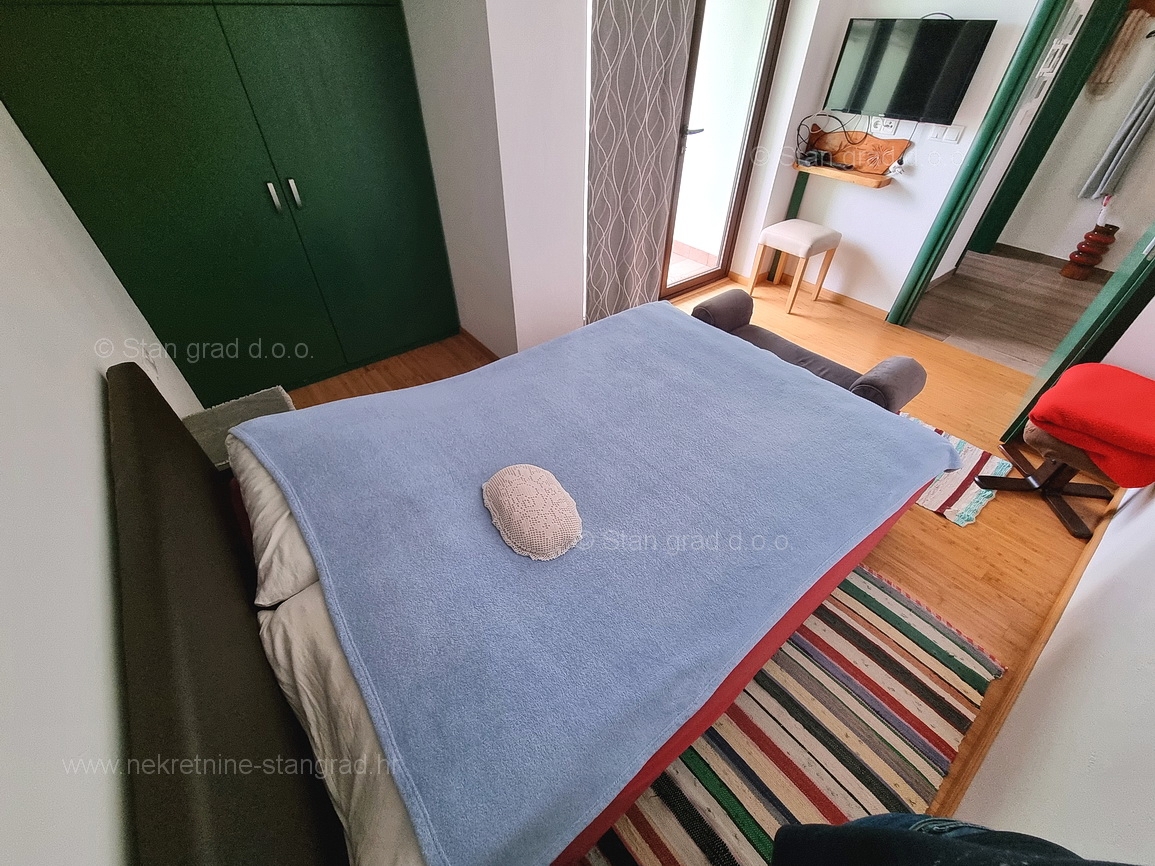 Omišalj, apartma v 1. nadstropju s pokrito teraso blizu morja!