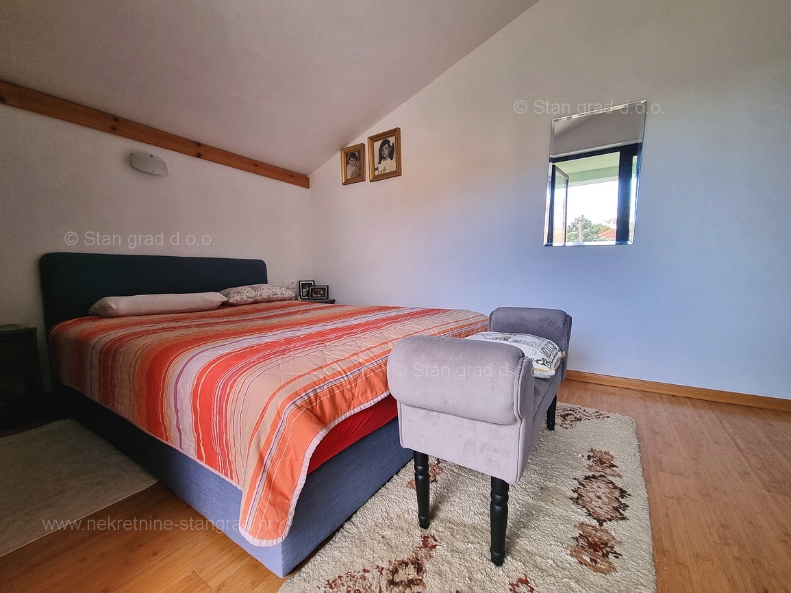 Omišalj, apartma v 1. nadstropju s pokrito teraso blizu morja!