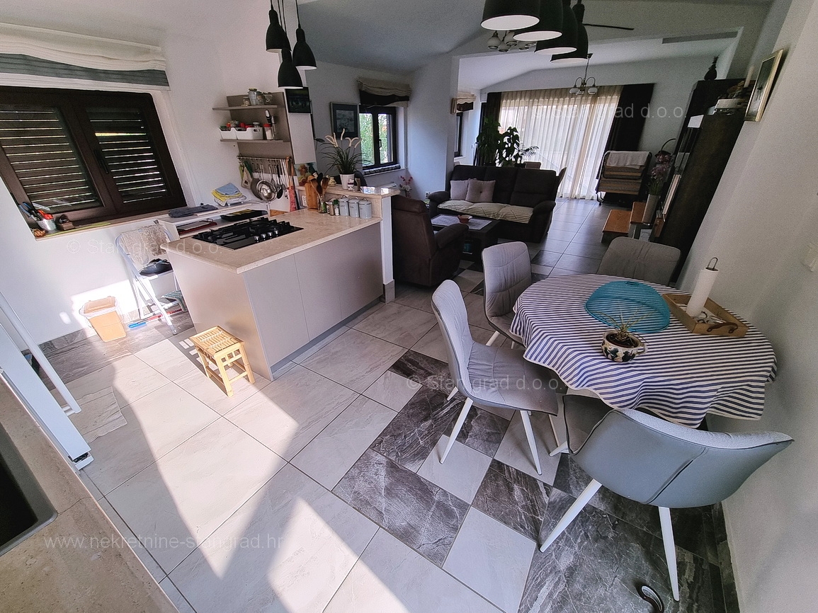 Omišalj, apartma v 1. nadstropju s pokrito teraso blizu morja!