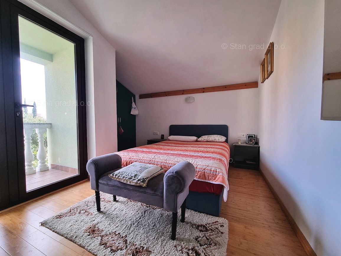 Omišalj, apartma v 1. nadstropju s pokrito teraso blizu morja!