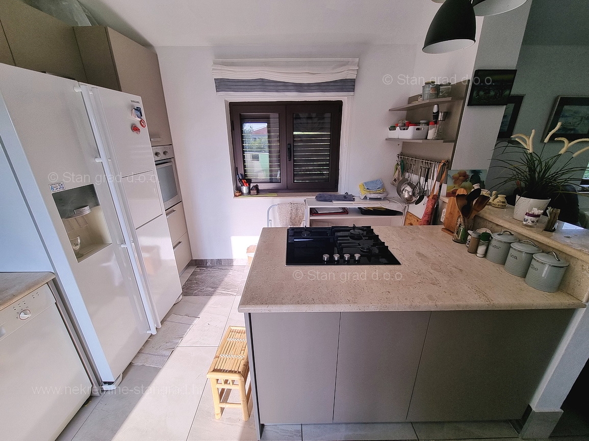 Omišalj, apartma v 1. nadstropju s pokrito teraso blizu morja!