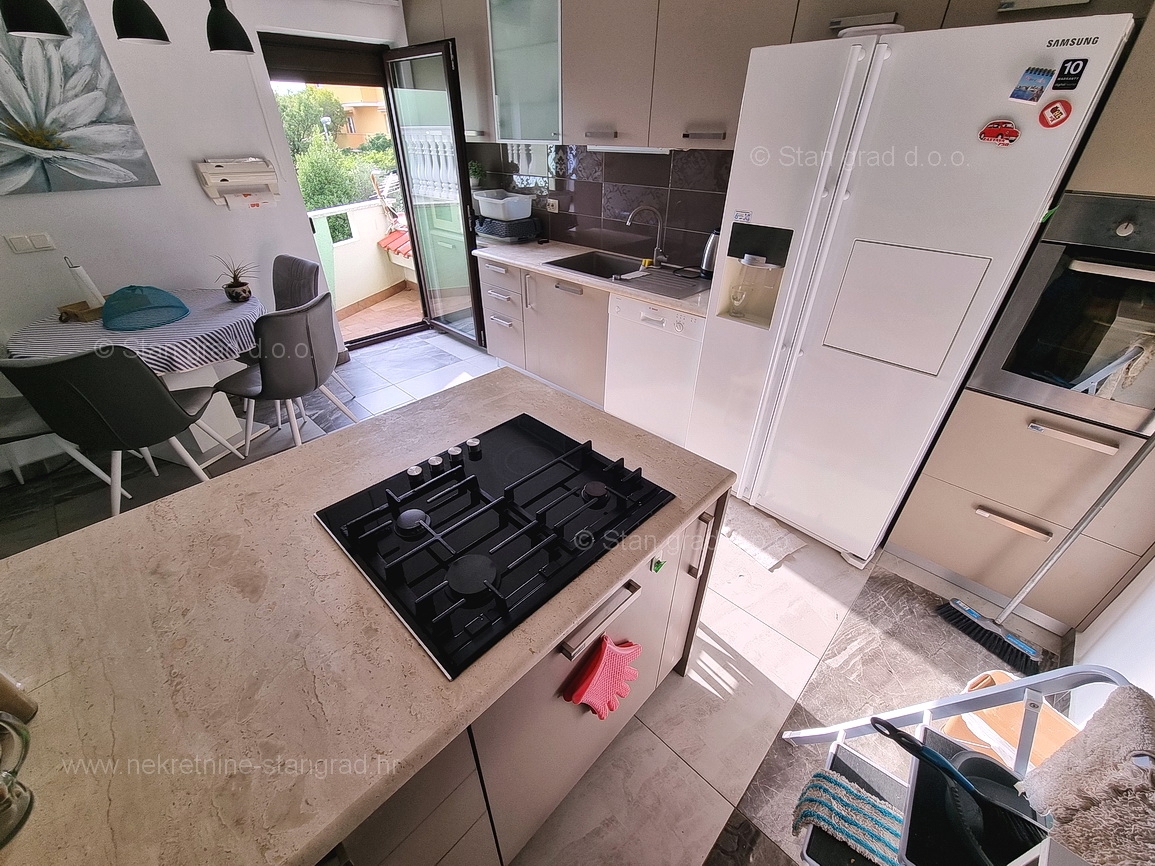 Omišalj, apartma v 1. nadstropju s pokrito teraso blizu morja!