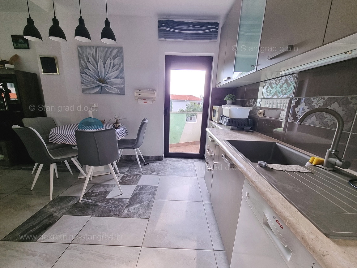 Omišalj, apartma v 1. nadstropju s pokrito teraso blizu morja!