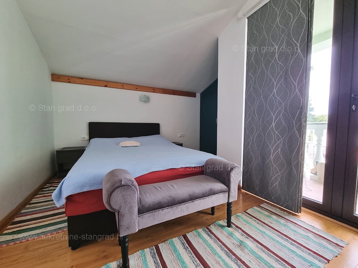 Omišalj, apartma v 1. nadstropju s pokrito teraso blizu morja!