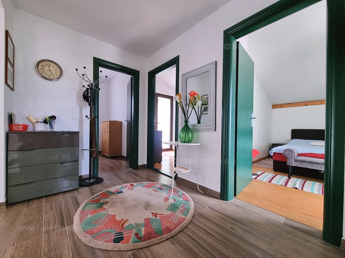 Omišalj, apartma v 1. nadstropju s pokrito teraso blizu morja!