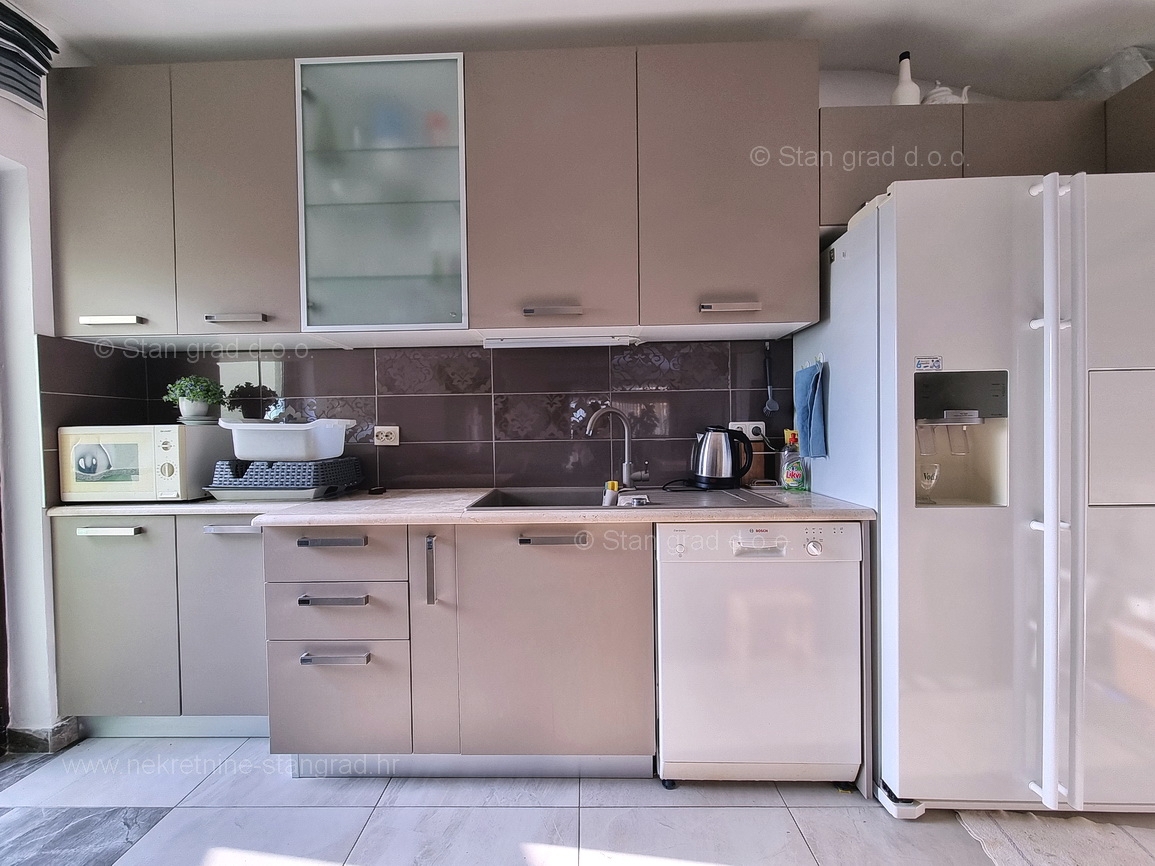 Omišalj, apartma v 1. nadstropju s pokrito teraso blizu morja!