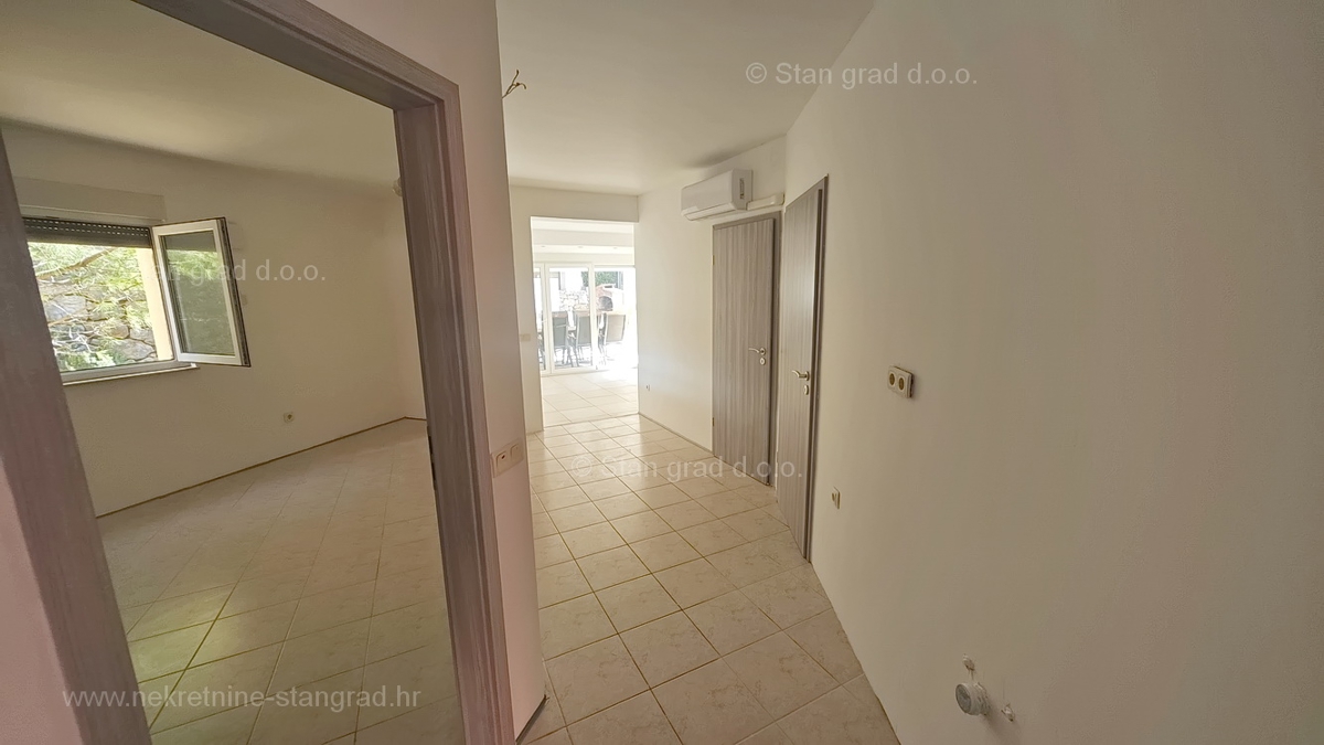 Krk, apartma v pritličju na dobri lokaciji!