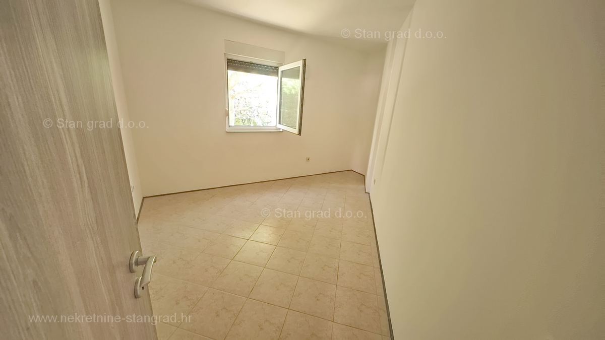 Krk, apartma v pritličju na dobri lokaciji!