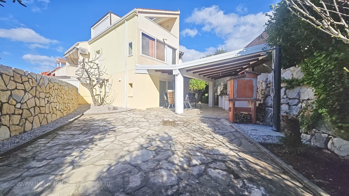 Krk, apartma v pritličju na dobri lokaciji!