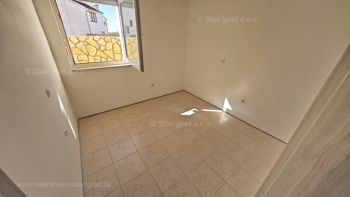 Krk, apartma v pritličju na dobri lokaciji!