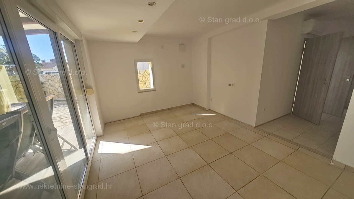Krk, apartma v pritličju na dobri lokaciji!