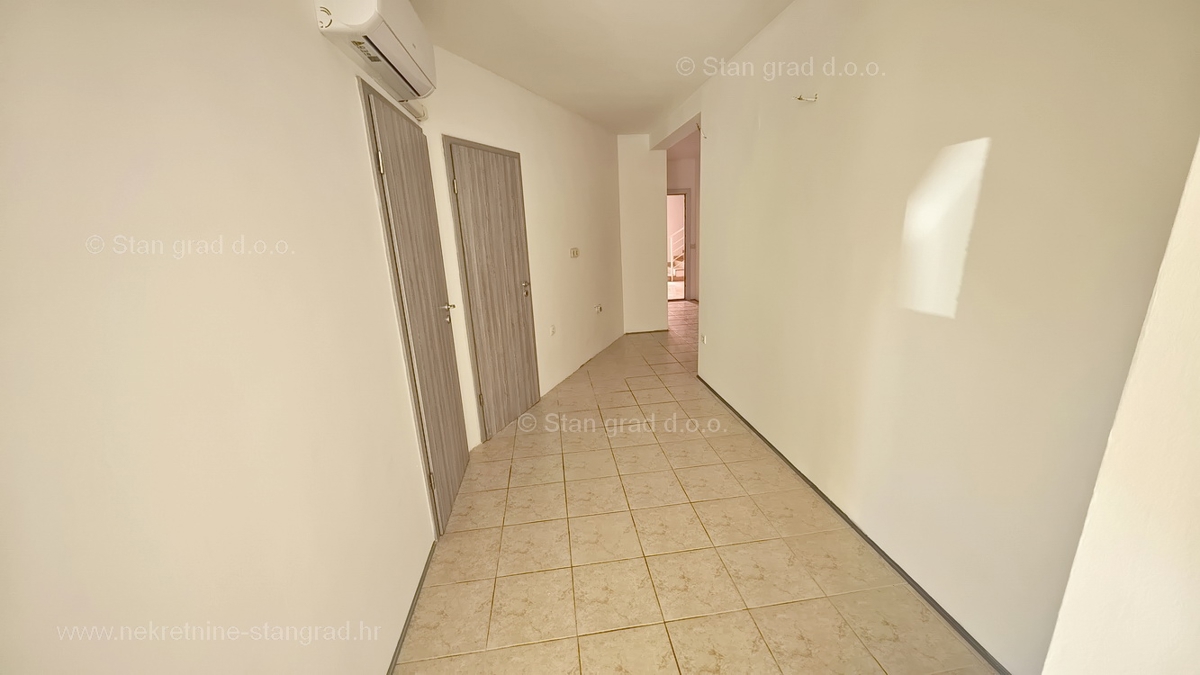 Krk, apartma v pritličju na dobri lokaciji!