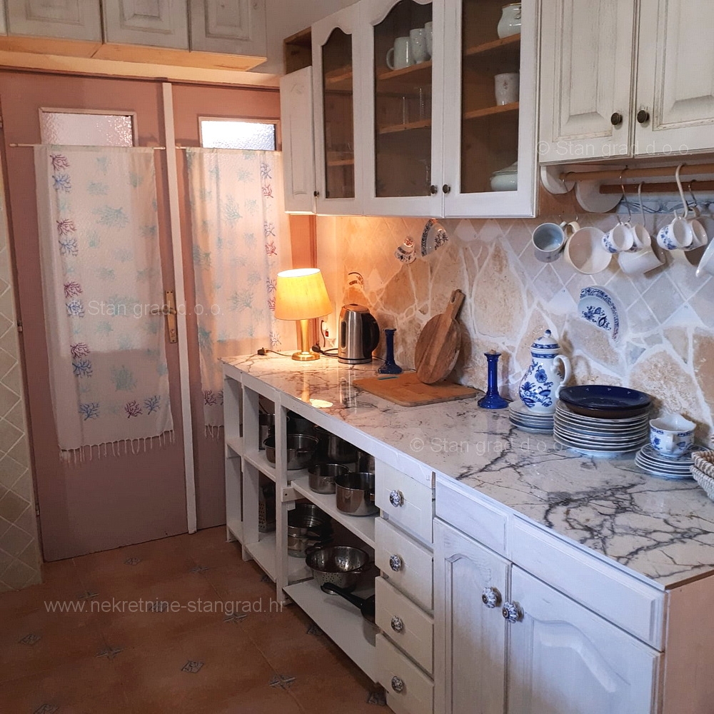Malinska, etaža hiše s 3 stanovanjskimi enotami v bližini centra!