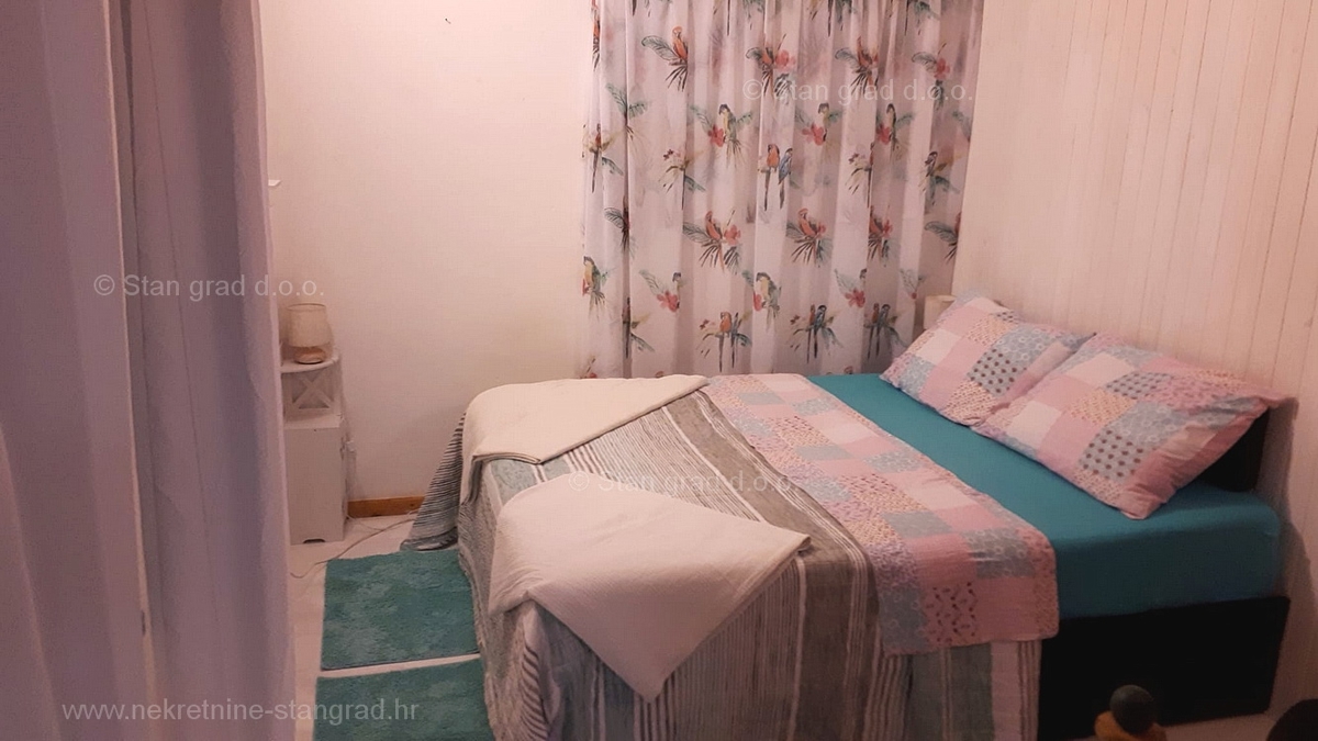 Malinska, etaža hiše s 3 stanovanjskimi enotami v bližini centra!