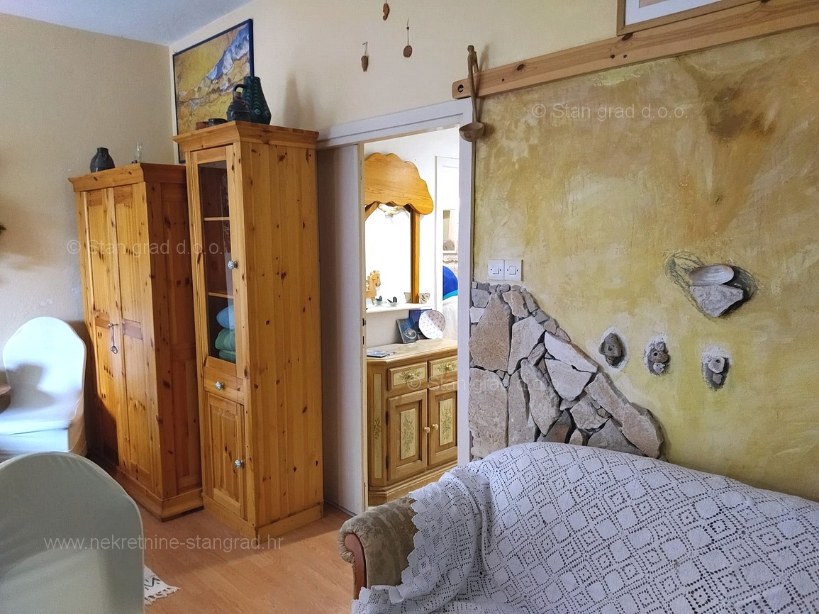 Malinska, etaža hiše s 3 stanovanjskimi enotami v bližini centra!