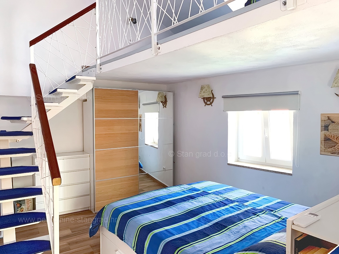Baška, prenovljena hiša v neposredni bližini morja!