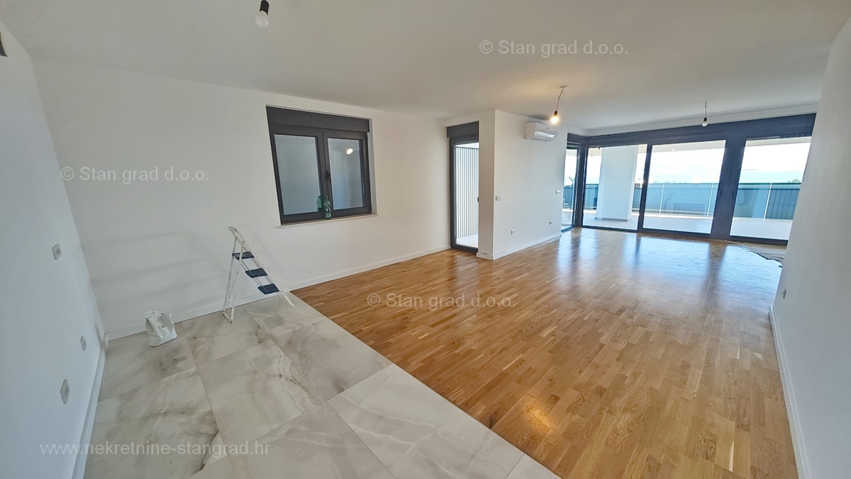 Mesto Krk, dvoetažni apartma s strešno teraso in bazenom!