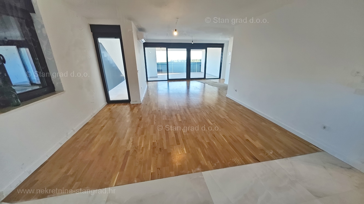 Mesto Krk, dvoetažni apartma s strešno teraso in bazenom!