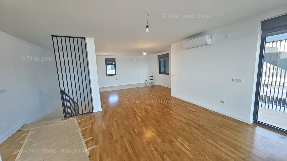 Mesto Krk, dvoetažni apartma s strešno teraso in bazenom!