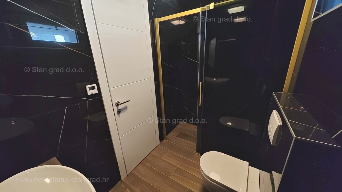 Mesto Krk, dvoetažni apartma s strešno teraso in bazenom!