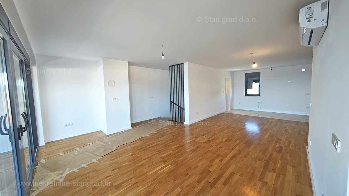 Mesto Krk, dvoetažni apartma s strešno teraso in bazenom!
