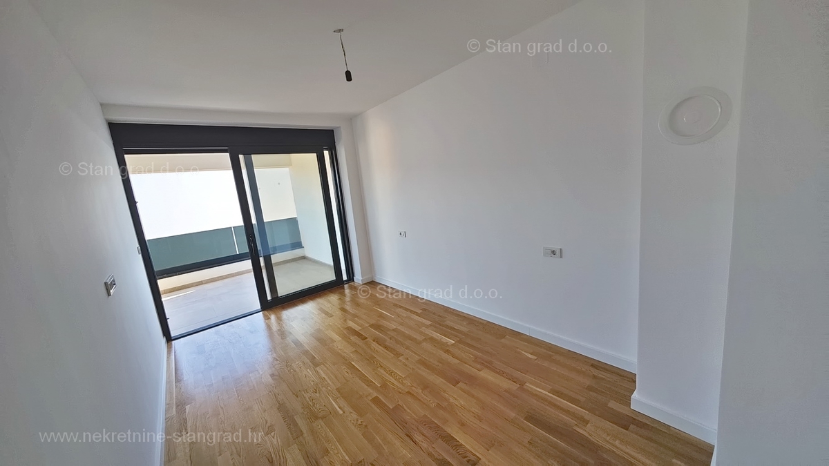 Mesto Krk, dvoetažni apartma s strešno teraso in bazenom!