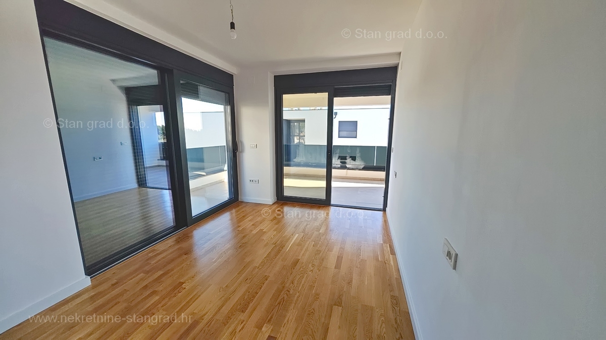 Mesto Krk, dvoetažni apartma s strešno teraso in bazenom!