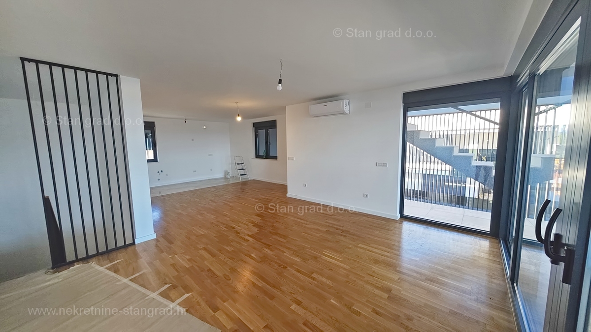 Mesto Krk, dvoetažni apartma s strešno teraso in bazenom!