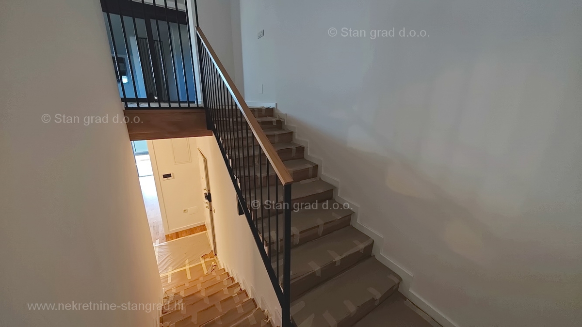 Mesto Krk, dvoetažni apartma s strešno teraso in bazenom!