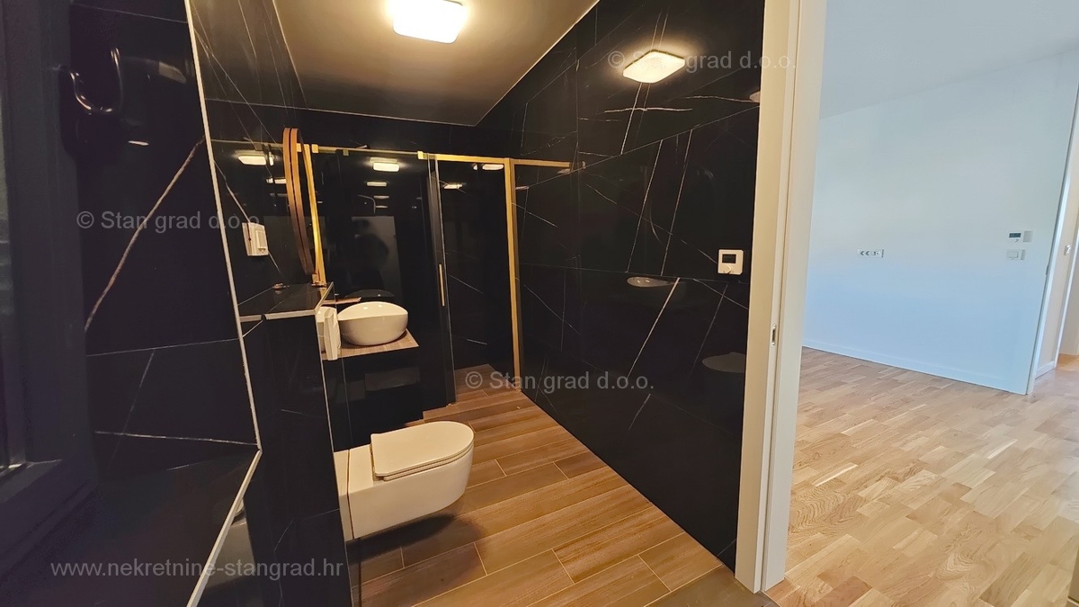 Mesto Krk, dvoetažni apartma s strešno teraso in bazenom!