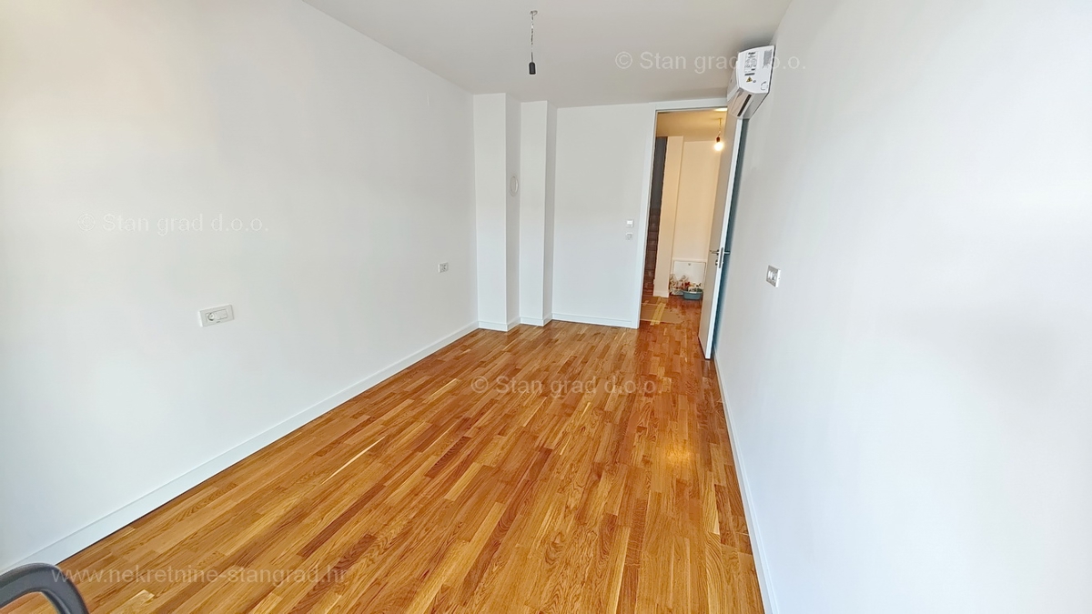 Mesto Krk, dvoetažni apartma s strešno teraso in bazenom!