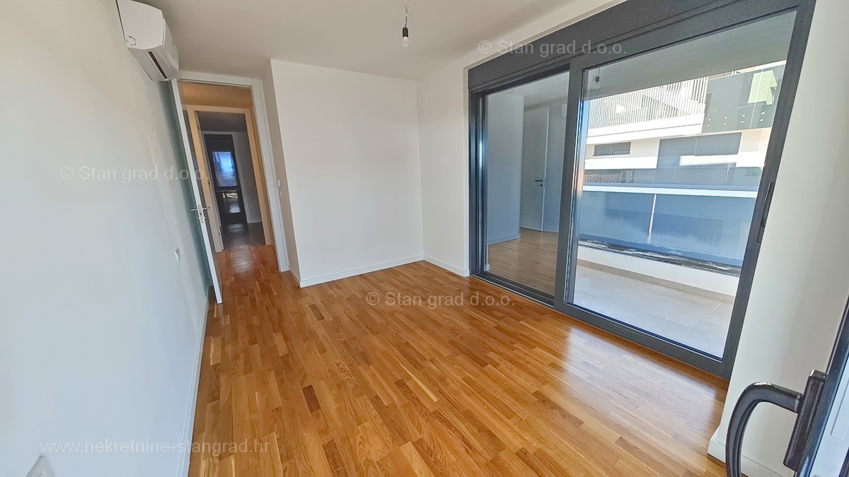 Mesto Krk, dvoetažni apartma s strešno teraso in bazenom!