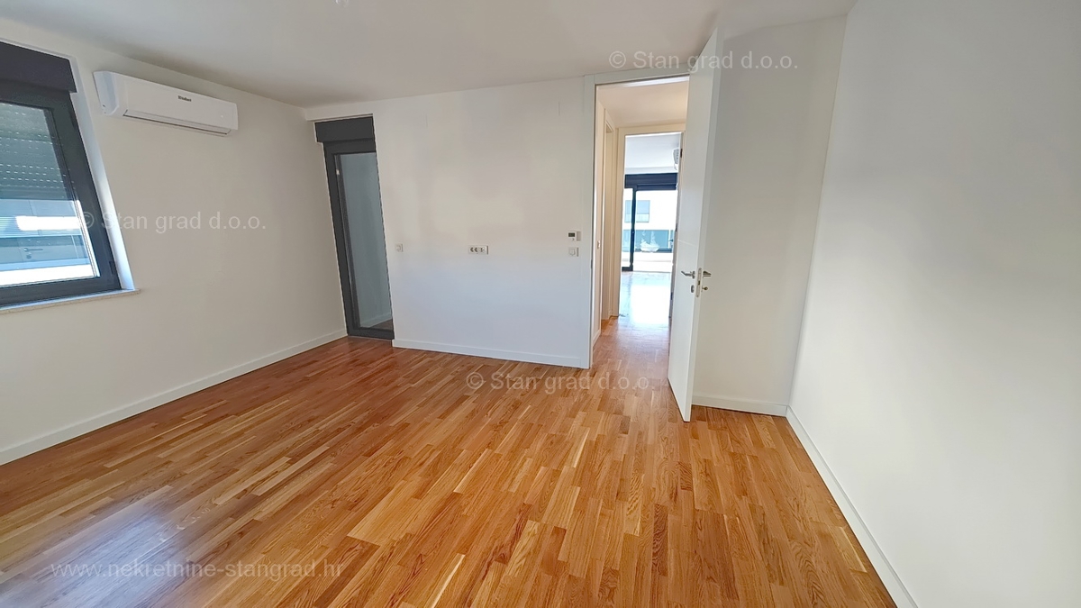 Mesto Krk, dvoetažni apartma s strešno teraso in bazenom!