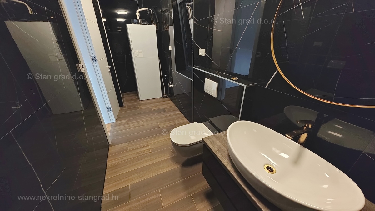 Mesto Krk, dvoetažni apartma s strešno teraso in bazenom!