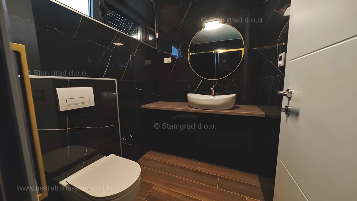 Mesto Krk, dvoetažni apartma s strešno teraso in bazenom!
