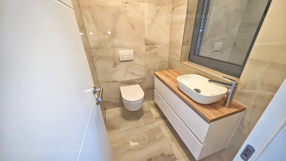 Mesto Krk, dvoetažni apartma s strešno teraso in bazenom!
