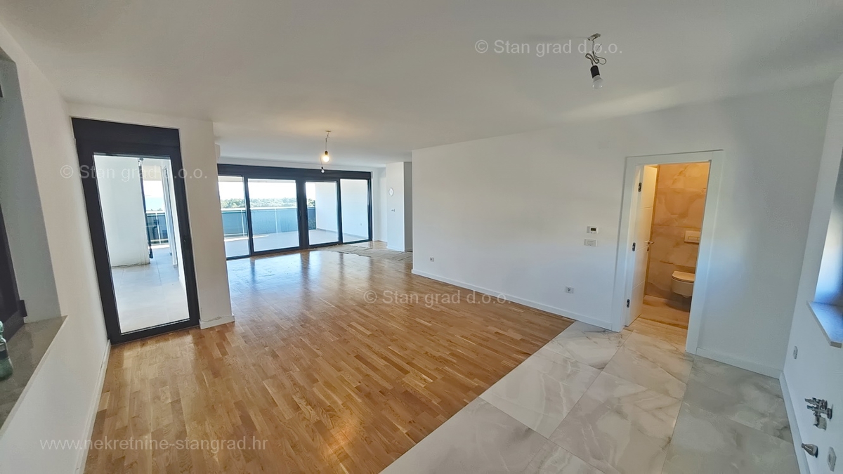 Mesto Krk, dvoetažni apartma s strešno teraso in bazenom!
