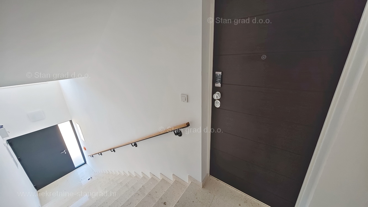 Mesto Krk, dvoetažni apartma s strešno teraso in bazenom!