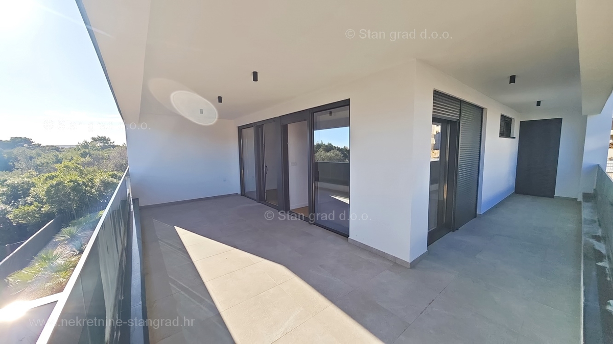Mesto Krk, dvoetažni apartma s strešno teraso in bazenom!