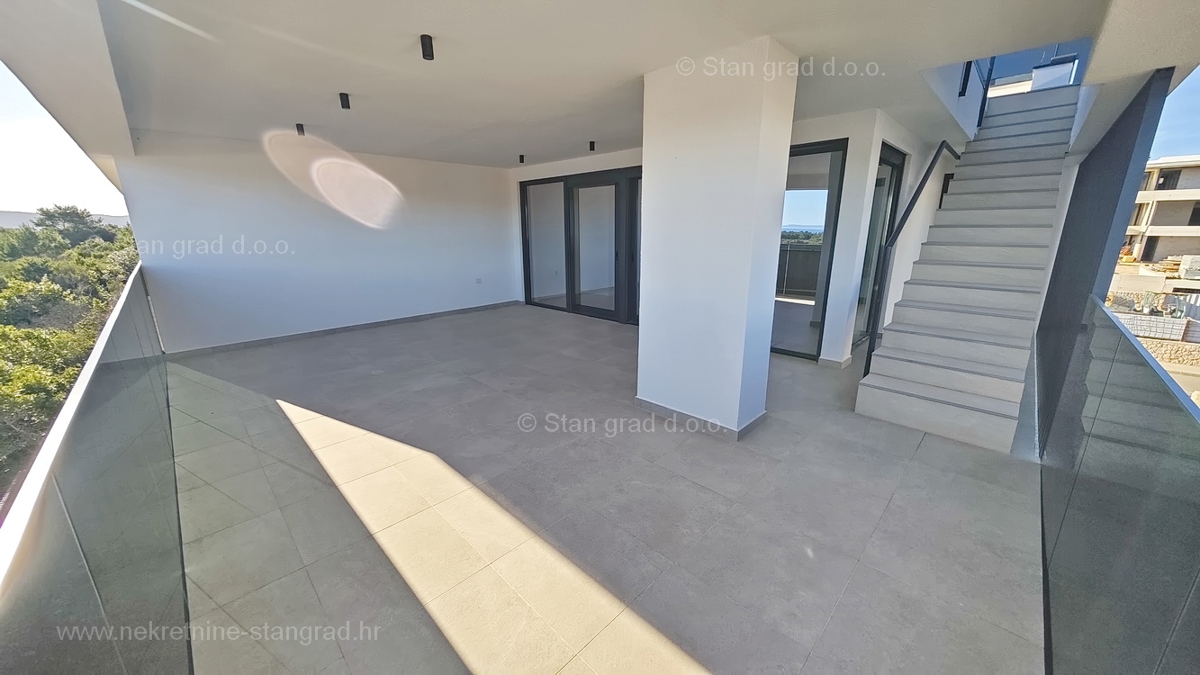 Mesto Krk, dvoetažni apartma s strešno teraso in bazenom!