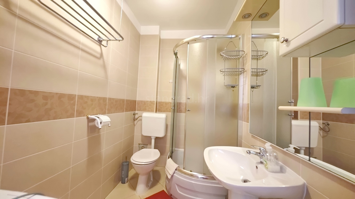 Krk, pritlični apartma z vrtom na odlični lokaciji!