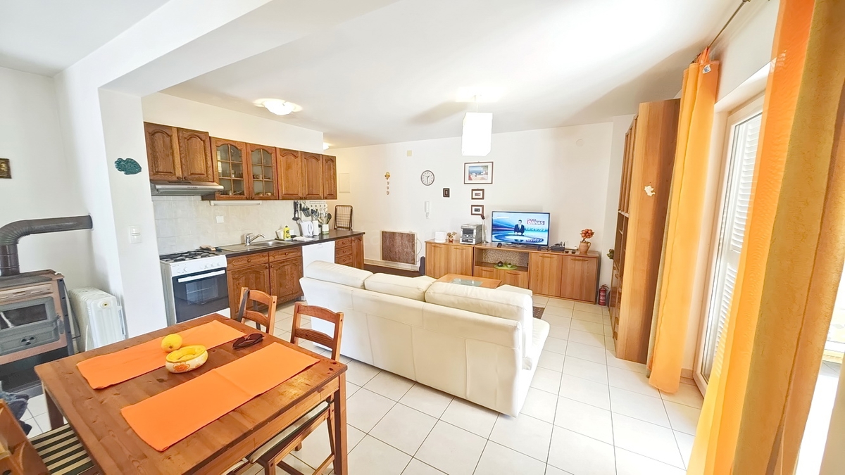 Krk, pritlični apartma z vrtom na odlični lokaciji!