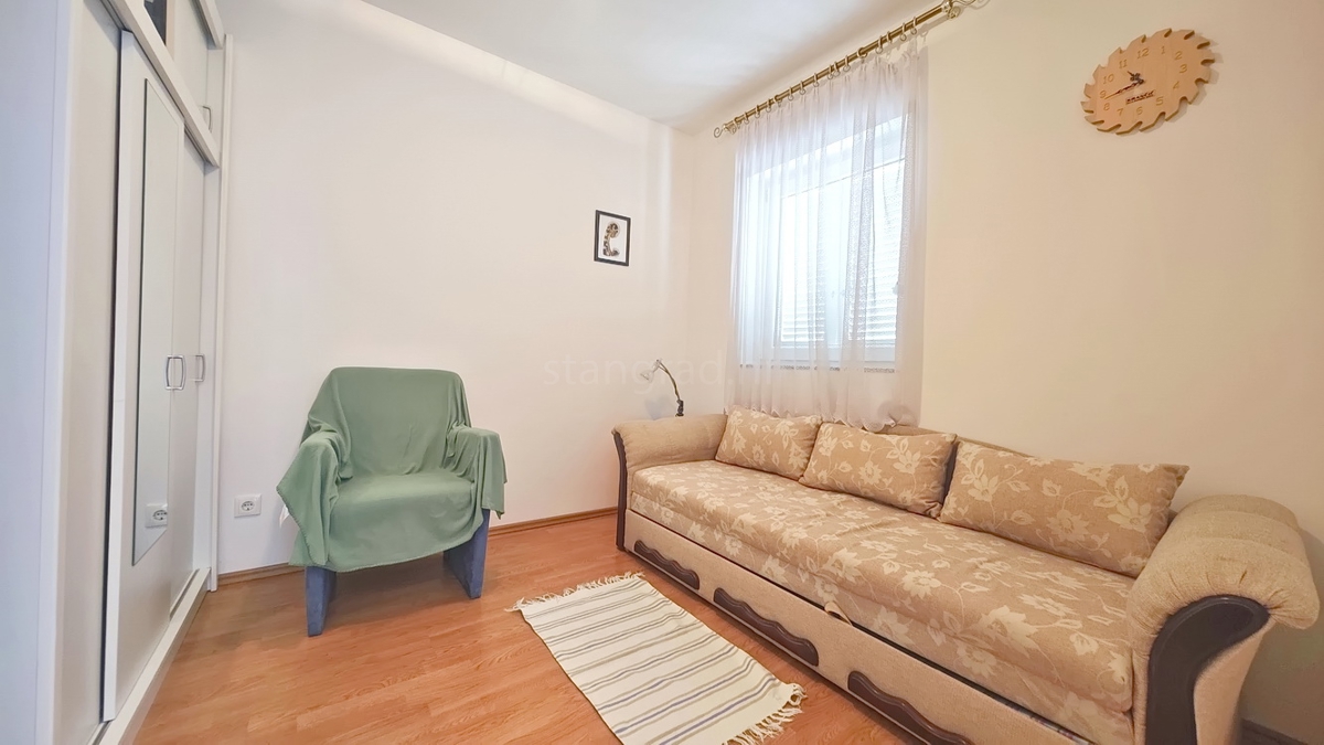 Krk, pritlični apartma z vrtom na odlični lokaciji!