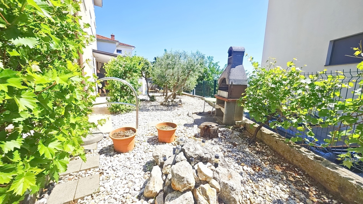 Krk, pritlični apartma z vrtom na odlični lokaciji!