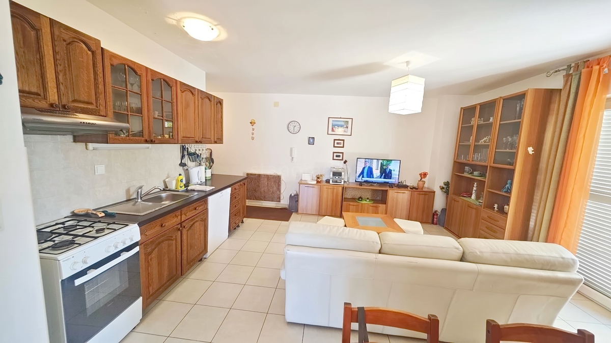 Krk, pritlični apartma z vrtom na odlični lokaciji!